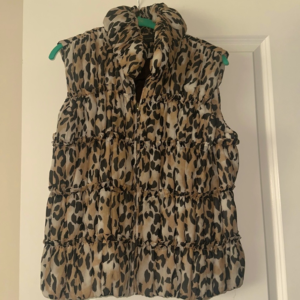 St. John light weight cheetah print 100% silk vest. Size S Excellent condition.